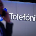 Un assistent al MWC davant del logo de Telefónica
