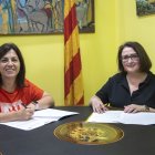 L’alcaldessa de Tàrrega i la directora de SEGRE van renovar ahir el conveni a la capital de l’Urgell. - LAIA PEDRÓS