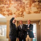 Josep Rull, al centre, durant la visita a les pintures del MNAC. - SERGI RAMOS LAVEDESA-PARLAMENT DE CATALUNYA