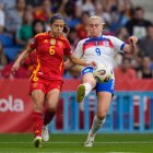 Aitana Bonmatí lluita per una pilota amb l’anglesa Alessia Russo en una acció del partit d’ahir. - EFE
