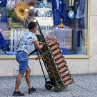 Un repartidor de fruita, treballant ahir. - EFE/ JAVIER BELVER
