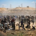 Palestins amb subministraments d’ajuda, al corredor de Netzarim, centre de la Franja de Gaza. - EFE/EPA/HAITHAM IMAD