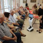 Bibiana Bendicho, presentant el robot als usuaris de la llar de jubilats. - J.GÓMEZ