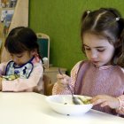 Alumnes de l'escola bressol municipal Albarés de la ciutat de Lleida mengen verdura per dinar.