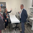 El president de la Diputació de Lleida, Joan Talarn, durant la visita al consultori mèdic d'Àger.