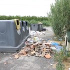 Una illa de contenidors plena de materials d’obra. - MAGDALENA ALTISENT