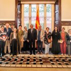 El president del Parlament, Josep Rull, ahir amb familiars de Lluís Virgili i representants d’entitats i institucions lleidatanes. - FUNDACIÓ ORFEÓ LLEIDATÀ