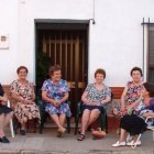 Vecinas sentadas tomando el fresco.