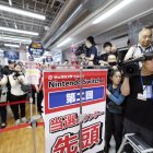 Imagen de este jueves de un centro comercial de Tokio ante la llegada de los primeros compradores de la nueva Nintendo Switch 2