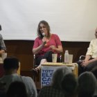 Laura Bergés amb Ada Colau, en l’acte d’ahir. - EL COMÚ