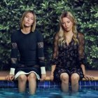 Jessica Biel, al costat d’Elizabeth Banks al cartell promocional. - AMAZON PRIME VIDEO