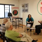 Anna Sàez i Albert Elfa, ahir a la llibreria Caselles en la presentació del llibre ‘Oh, la humanitat!’. - AMADO FORROLLA