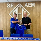 Paco García, president de l’AEM, i el nou tècnic, Joan Bacardit, ahir en la presentació. - M. P. P.