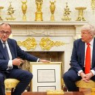 Merz va regalar a Trump el certificat de naixement del seu avi alemany, Frederick Trump. - MICHAEL KAPPELER / DPA POOL / DPA