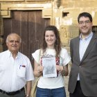 Joan Riu, responsable de la parròquia, Mariona Armengol i Ramon Gené amb el llibre de Sant Francesc. - C.MARSIÑACH