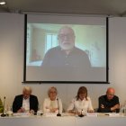 Borràs, Mascarell, Mieras, Ponsa, Tresserras i Vilallonga, i Puig en pantalla, van presentar ahir l’escrit. - ACN