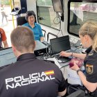 Dos ciutadans tramiten els seus documents a la nova unitat mòbil a Oliana. - ALBERT L. COBO/ACN