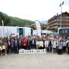 Serveis mòbils- Els participants en la primera jornada del segon congrés de repoblament de Catalunya, que se celebra a Sort, van posar ahir a la tarda amb diversos vehicles de serveis mòbils de banca, salut i cultura que comencen a operar per les zones rurals. En el congrés s’han acreditat 300 participants, 130 dels quals càrrecs públics. - DIPUTACIÓ DE LLEIDA