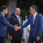 El president del govern espanyol, Pedro Sánchez, saludant el president de la Generalitat, Salvador Illa, a l'inici de la reunió de la Conferència de Presidents al Palau de Pedralbes de Barcelona.