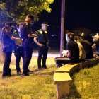 Agents dels Mossos i de la Policia Local de Mollerussa parlen amb un grup de joves