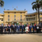 Fotografia de família de tots els presidents autonòmics; el president del govern espanyol, Pedro Sánchez, i el Rei a l'inici de la Conferència de Presidents.