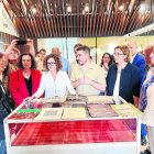 La consellera de Cultura (3a per l’esquerra) va presidir la presentació del fons a l’Arxiu Comarcal. - ACN