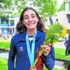 Mònica Dòria posa amb la medalla de bronze aconseguida. - AGUSTÍ CUCURULLS