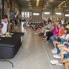 Alumnes de l’escola Macià Companys expliquen el seu robot a estudiants, autoritats i empresaris. - LAIA PEDRÓS
