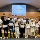 Alumnes reben diplomes per les pràctiques - PAERIA