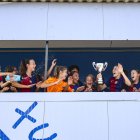 Les jugadores del Barça aixequen el títol del Dani Rodrigo a la llotja del Recasens. - F. GASULL