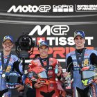 Marc Márquez, al podi de l’esprint flanquejat pel seu germà Àlex i Fermín Aldeguer. - MOTOGP