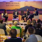 Mariví Chacón, Roberto Hernanz, Miguel Cardoso i Daniel Gómez, durant la taula redona sobre perspectives econòmiques. - GERARD HOYAS