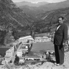 Victoriano Muñoz amb habitatges del Pont de Suert al fons el 1948. A la dreta, la càmera de càrrega de la presa del Pont (1954) i obres de la residència La Farga el 1952. - FONS HISTÒRIC ENDESA. FUNDACIÓ ENDESA