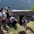Els assistents, davant d’una de les fortificacions de l’exèrcit. - ORIOL RIART