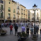 La concentració de rebuig a l’atac homòfob a la plaça Major va reunir més de 150 persones. - C.MARSIÑACH