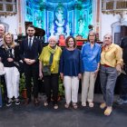 La consellera de Cultura i l’alcalde de Cervera, ahir amb familiars d’Agustí Duran i Sanpere. - DEPARTAMENT DE CULTURA-GENERALITAT