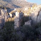 El poble havia estat aixecat entre dos falles, i el terratrèmol del 1373 va tenir prou entitat com per moure les roques i provocar l’enfonsament