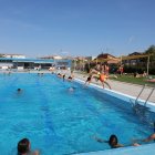 Nombrosos banyistes van anar a les piscines de Linyola.