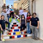 El regidor de Participació, Roberto Pino, amb els joves a les escales de la plaça de l'Ereta