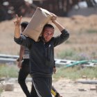 Un ciutadà de Gaza rep ajuda humanitària. - EUROPA PRESS