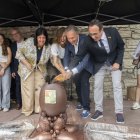 Núria Gil, Helena Garcia Melero, Francesc Lluch i Josep Rull, trencant els ous de xocolate. - C. MARSIÑACH