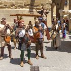 Un grup de músics i malabaristes amenitzen el mercat de productes situat al costat de l’església de Santa Maria. - JORDI ECHEVARRIA