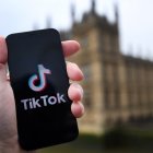 Imagen de archivo del logo de Tik Tok's en un movil.