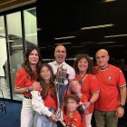 Robert Martínez posa amb el trofeu amb la seua esposa Beth, les seues tres filles, la germana i el cunyat.