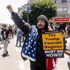 Manifestants durant les protestes a Califòrnia contra el Servei d’Immigració. - EUROPA PRESS / CONTACTO / BRIAN CAHN