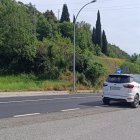 La línia contínua va acompanyada de senyalització horitzontal. - C.SANS