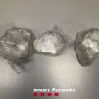 El conductor arrestat portava els tres embolcalls de cocaïna ocults a la guantera del vehicle. - MOSSOS D’ESQUADRA