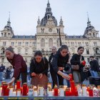 Un grup de joves encén espelmes en memòria de les víctimes del tiroteig massiu a Graz. - ERWIN SCHERIAU / APA / DPA