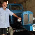 Jaume Pedrós amb el seu tractor més antic, adquirit l’any 1961. - J.GÓMEZ