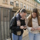 Dos alumnes amb mòbil en una imatge d'arxiu.